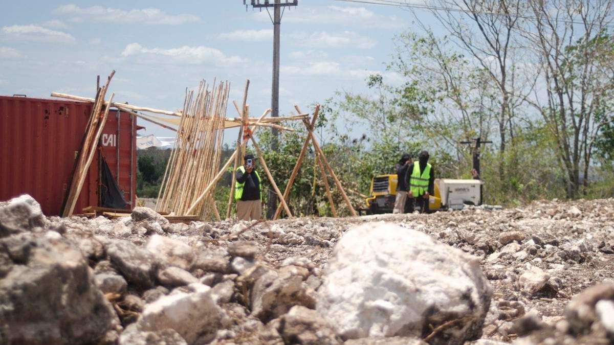 Maquinaria y personal externo en el ejido de Becanchén, municipio de Tekax, Yucatán
