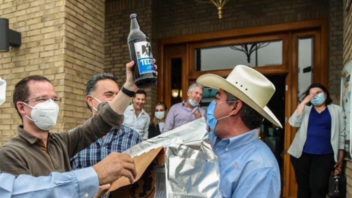 Ricardo Anaya fue recibido con caguamas en Monclova