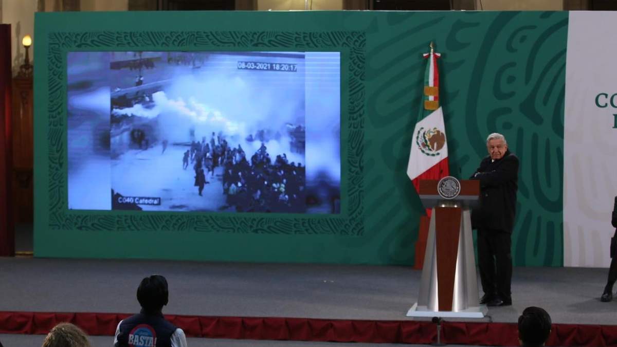 AMLO exhibió videos de los disturbios frente a Palacio Nacional