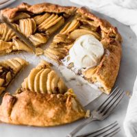 Tarta de manzana exprés: con 3 ingredientes, en menos de 5 minutos y un resultado tentador