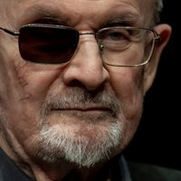 El escritor Salman Rushdie habla en el juicio contra su atacante: "quedé en un lago de sangre"