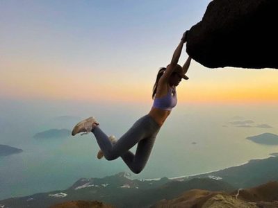 Muere influencer al caer en una catarata; intentaba tomarse una "selfie"