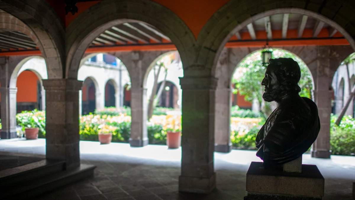 El busto de Hernán Cortés en el Hospital de Jesús