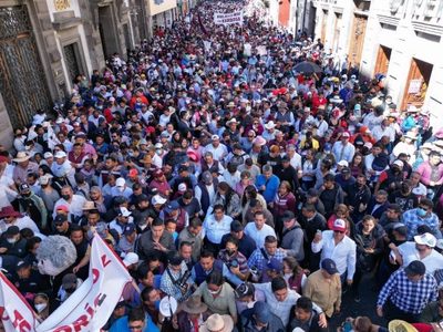 Barbosa organiza en Puebla marcha al estilo AMLO; advierte que la 4T no termina en 2024