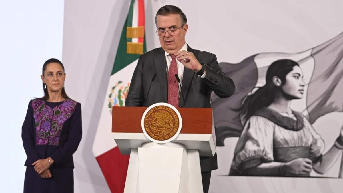 El secretario de Economía, Marcelo Ebrard, al lado de la presidenta Sheinbaum