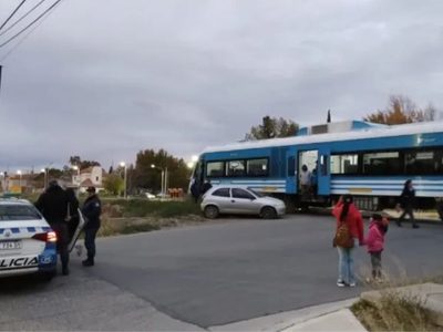 Imprudencia al volante: un auto intentó cruzar las vías cuando pasaba el tren