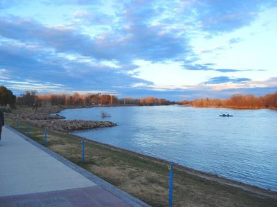 Alerta en Neuquén: debido al calor la gente comenzó a bañarse en río pese a no haber guardavidas