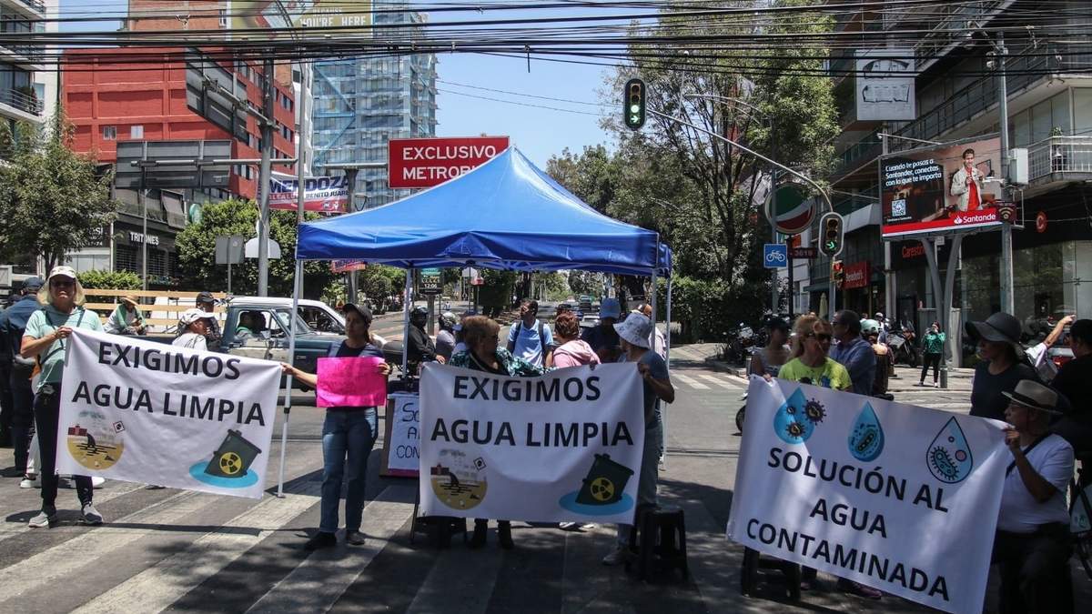 Habitantes de la alcaldía Benito Juárez mantienen un bloqueo en la Avenida de los Insurgentes