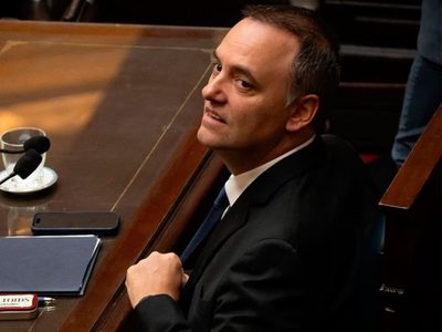 Manuel Adorni negó la censura al periodismo y no contestó preguntas personales sobre su situación judicial