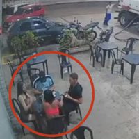 Joven enciende cigarro y provoca incendio en gasolinera (VIDEO)