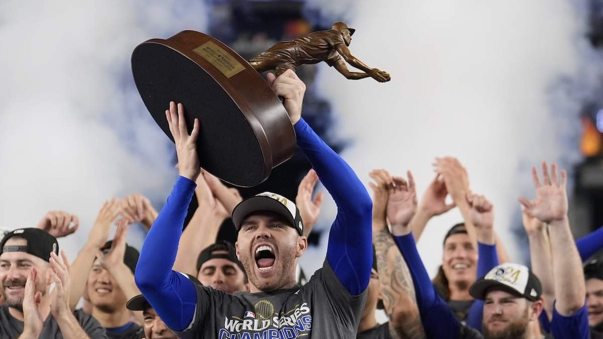 Freddie Freeman, de los Dodgers de Los Ángeles, festeja tras obtener el trofeo al Jugador Más Valioso de la Serie Mundial