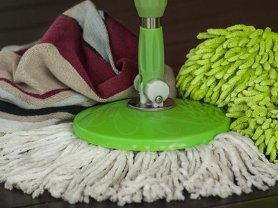 No compres una nueva: el truco para blanquear tu mopa en minutos y sin esfuerzo