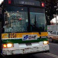 Muere joven al caer del camión en el que viajaba en Iztapalapa