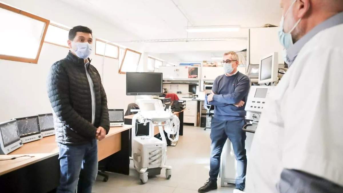 Marcos Koopmann junto a las autoridades hospital Castro Rendón. Fuente: (Twitter)