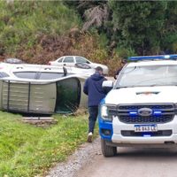 Volcó con su camioneta cuando circulaba por la calle lateral a la ruta 40 en San Martín de los Andes