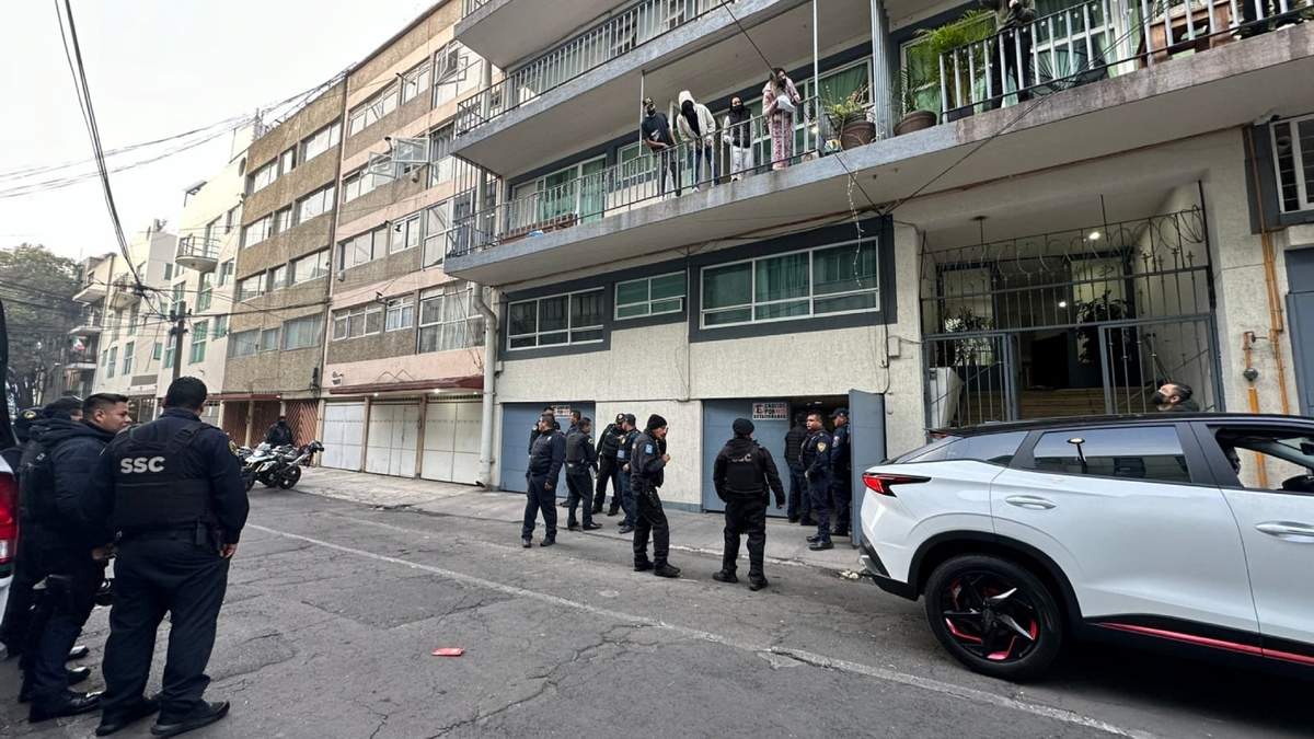 Movilización policiaca en la calle Tanana y Viaducto Miguel Alemán, en la colonia Piedad Narvarte, de la alcaldía Benito Juárez