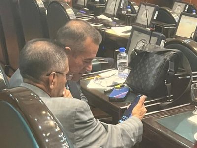 Diputado morenista usa un bolso Louis Vuitton; asegura que fue un "regalo"