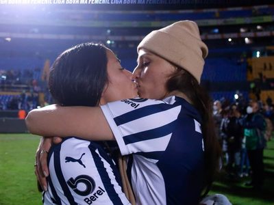 Rebeca Bernal y Janelly Farías celebran con un beso el campeonato de Rayadas