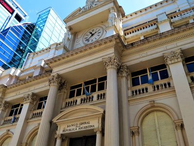 El BCRA aumentó 550 puntos básicos la tasa de política monetaria al 75% anual
