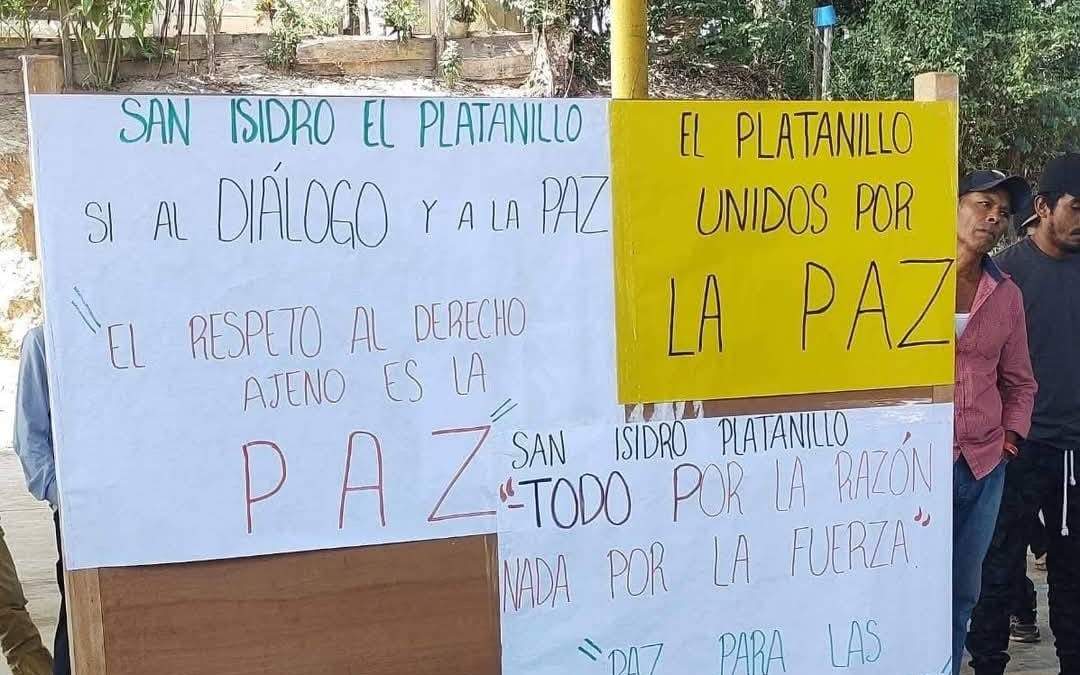 Carteles con peticiones por la paz en la zona se exhiben en la comunidad de El Platanillo