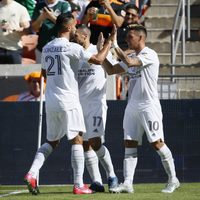 Golazo de Pavón y empate del Galaxy en el debut de Chicharito en la MLS