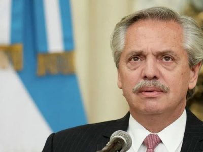 Por un fuerte dolor lumbar, trasladaron a Alberto Fernández al Sanatorio Otamendi