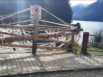 Clausuraron el puente peatonal del río Correntoso de Villa La Angostura por estar deteriorado