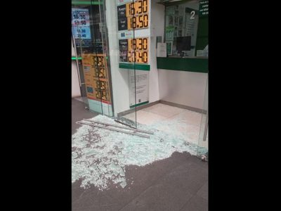 Momento en que se rompe una puerta de cristal con la cual jugaba un niño