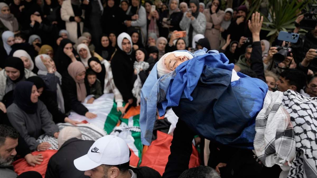 Palestinos llevan en andas a Muhammad Bani Odeh, de 5 años, durante el funeral de cuatro miembros de la familia Odeh que murieron en su coche a manos de las fuerzas de seguridad israelíes durante una operación militar en Tammun, Cisjordania, el domingo 15 de marzo de 2026
