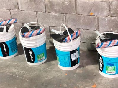 No tires los bidones grandes de pintura o aceite: creá esta fabulosa mesa con estilo rústico para tu living
