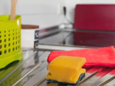 No tires tus repasadores y esponjas de la cocina, mirá cómo revivirlos con este truco de la abuela que no falla