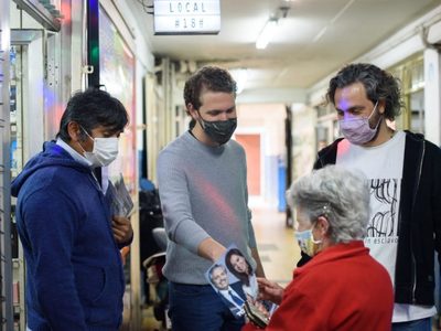 En plena campaña, los ministros salieron a la calle y repartieron boletas del Frente de Todos