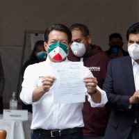 Mario Delgado se registra en el INE para contender por la presidencia de Morena