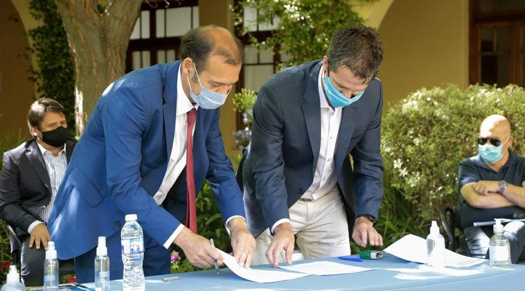 Gutiérrez rubricando convenios