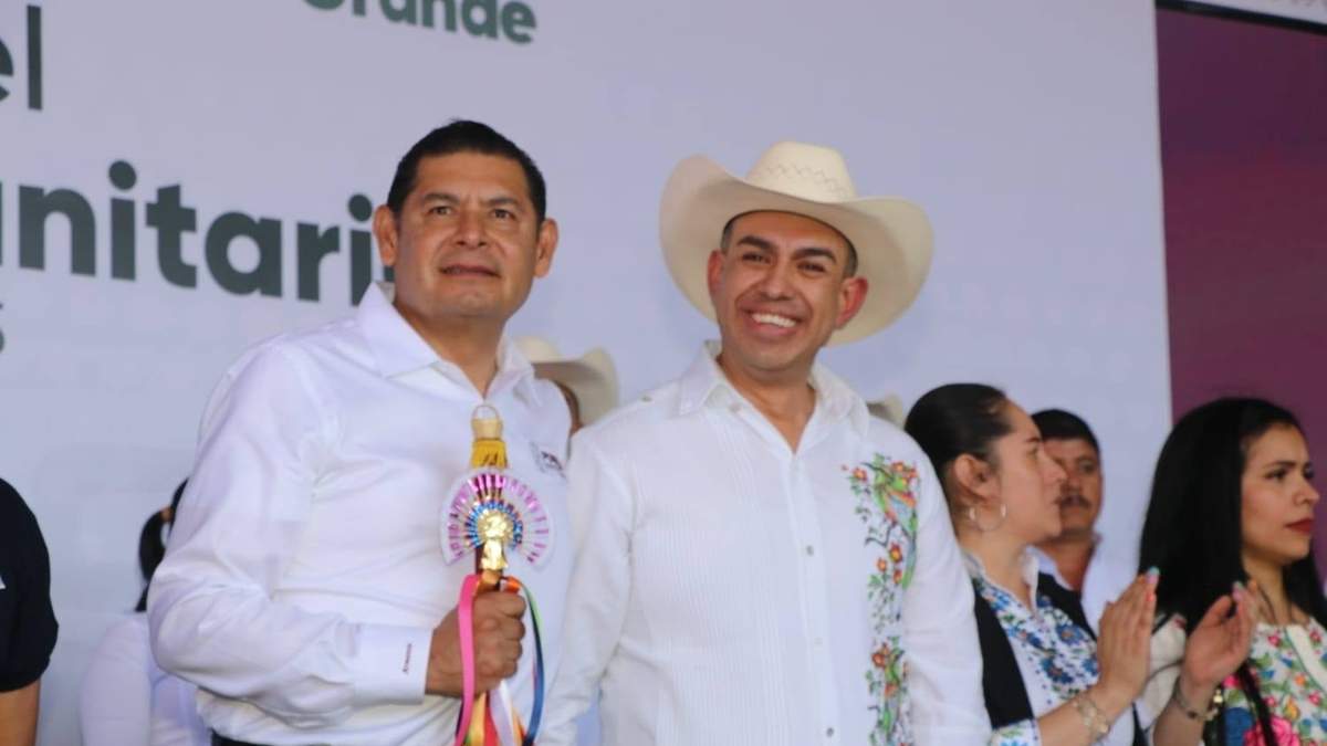 El gobernador Alejandro Armenta con el alcalde de Cuautempan, Gerardo Cortés Caballero