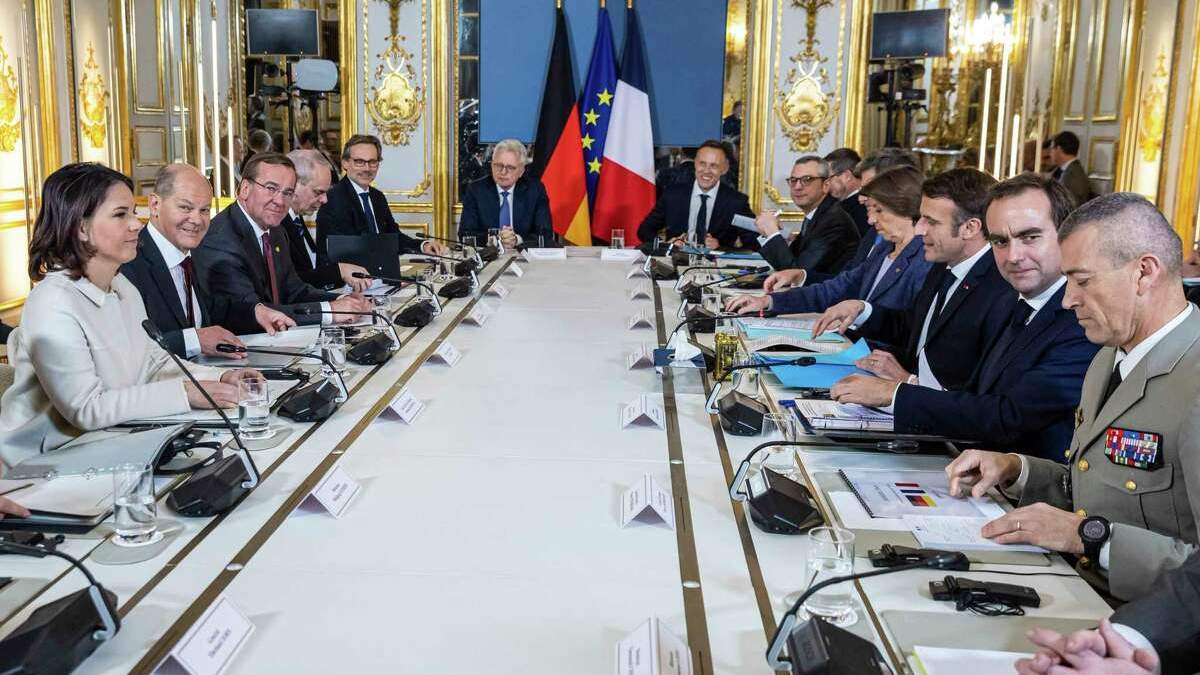 La ministra alemana de Relaciones Exteriores, Annalena Baerbock, a la izquierda; el canciller alemán Olaf Scholz, segundo de izquierda a derecha; el ministro de Defensa alemán Boris Pistorius, tercero de izquierda a derecha; el ministro de Defensa francés Sebastien Lecornu, segundo desde la derecha, y el presidente francés Emmanuel Macron, tercero desde la derecha, participan en una reunión de ministros alemanes y franceses como parte del 60mo aniversario del Tratado del Eliseo