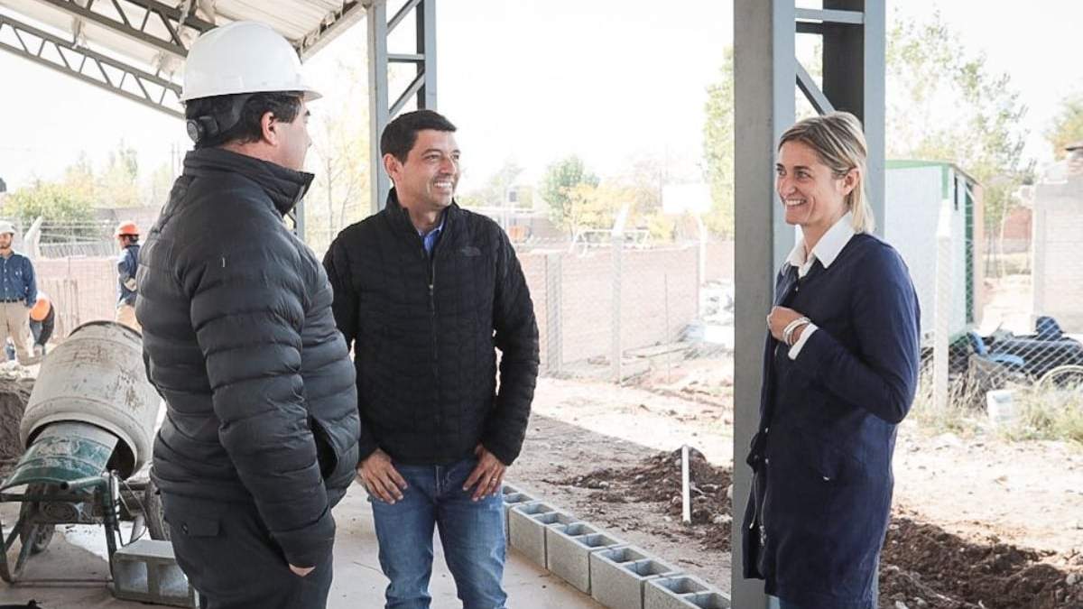 El vicegobernador de Neuquén, Marcos Koopmann, en las obras de la sede propia de Barriletes en Bandada. Fuente: (Twitter)