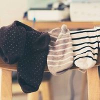 No tires las medias viejas: transformalas en los guantes más prácticos para usar en casa durante el invierno