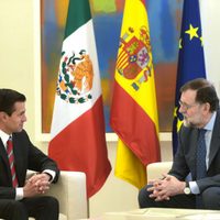 Peña Nieto atestigua firma de polémico memorándum para promover el español