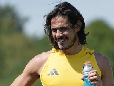Quiere jugar: el tratamiento especial que hace Edinson Cavani