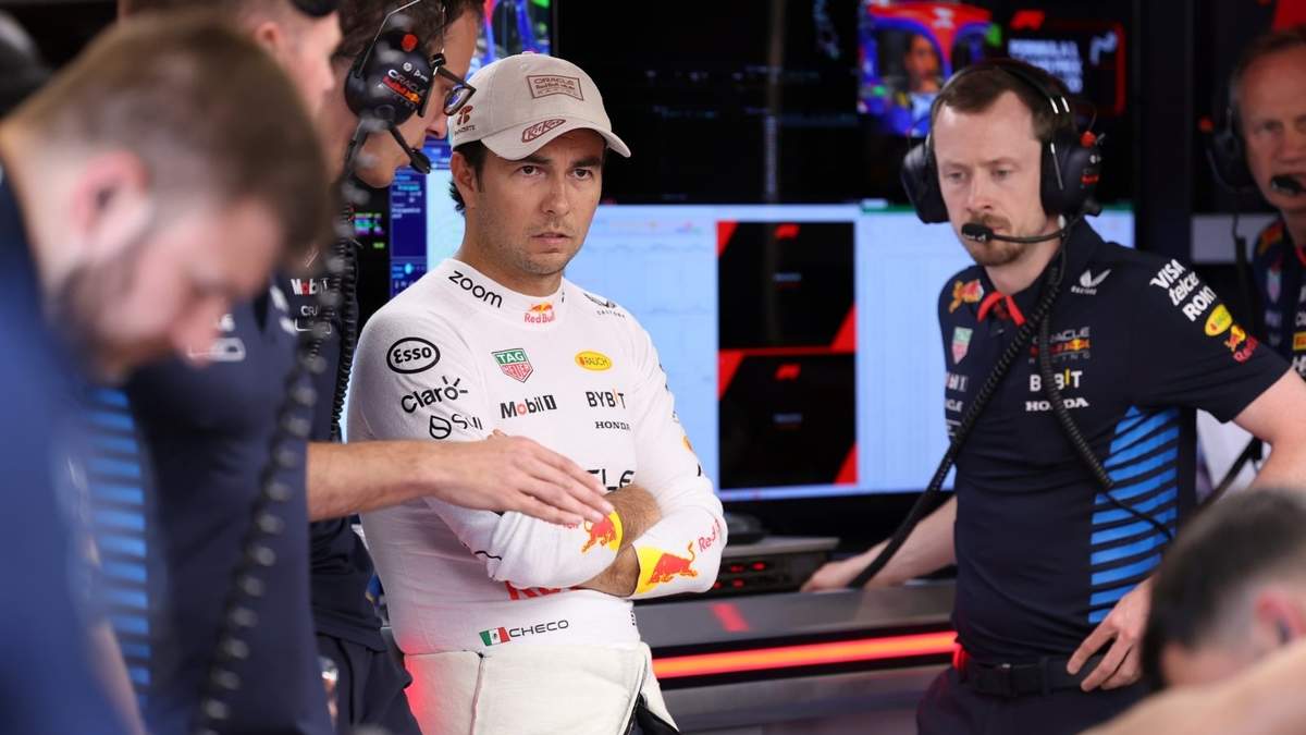 El piloto Sergio Pérez en el garaje antes de la sesión de clasificación previa al Gran Premio de Mónaco