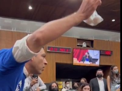 "Aquí traigo lo que le faltó: un par de huevos”, reclama panista a Farías por irse a MC (Video)