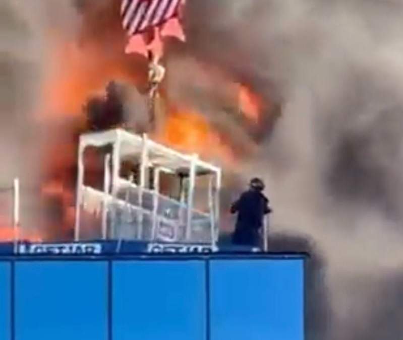 Maniobras para rescatar a una persona de fuerte incendio