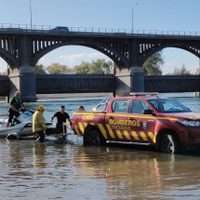 Rescate en el Dique Ballester: Bomberos salvaron a un hombre y su hijo tras volcar su kayak