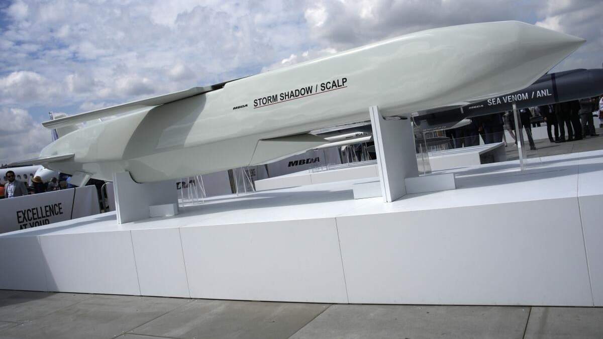 El misil de crucero Storm Shadow se ve expuesto durante la Muestra Aérea de París en Le Bourget, al norte de París, Francia, el 19 de junio de 2023. El presidente de Francia, Emmanuel Macron, ha pedido que los países occidentales permitan a Ucrania atacar bases militares en territorio ruso con las sofisticadas armas de largo alcance que están proporcionando a Kiev
