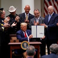 Trump firma orden que prohíbe a policías el uso de técnicas de estrangulamiento