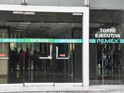 Pemex extrema austeridad: ordenan a trabajadores racionar luz, agua, papelería...