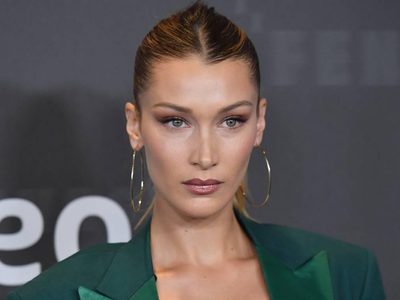 ¿Qué esconde arriba? Bella Hadid en la pileta sube los brazos y deja que la brisa refresque sus...