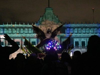 “Memoria Luminosa” reunió a 1.5 millones de personas; esculturas monumentales seguirán en el Zócalo