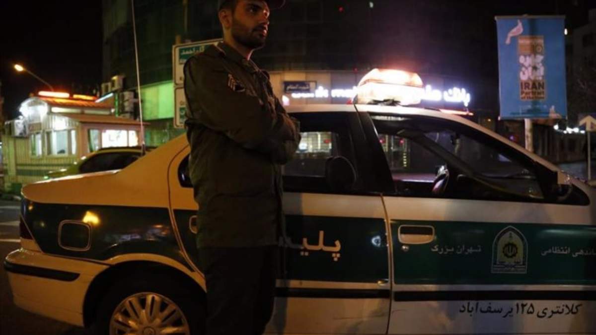 Un agente de la Policía en Teherán, Irán